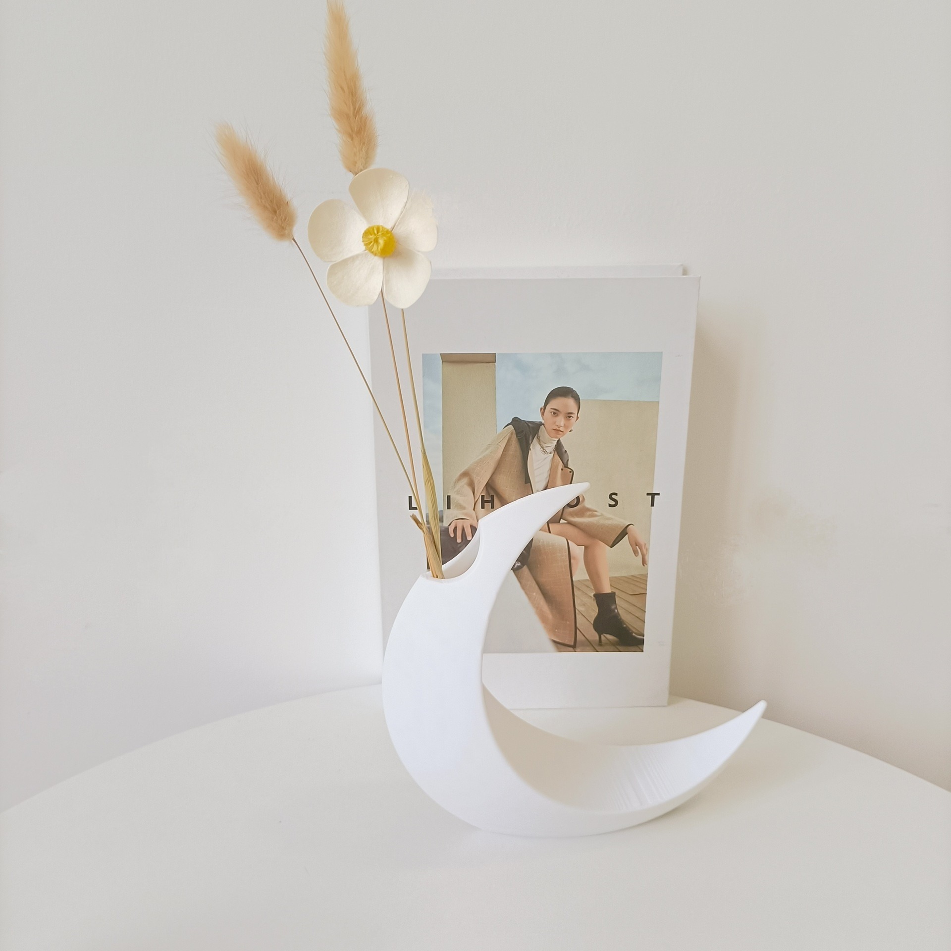 Two fashionable moon-style vas – Home Office With Two Desks Bewertung und Preis
